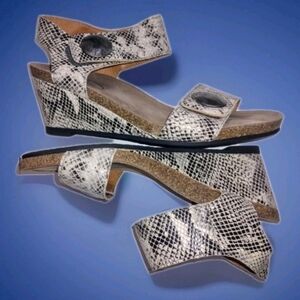 Taos Carousel 3~Leather Sandals~8-8.5~ Black & Cream 😎❤️